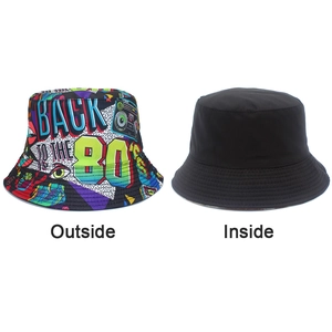 Détail d'un chapeau bob réversible avec imprimé graffiti rétro 80s et face intérieure noire