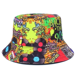 Détail d'un bob rétro des années 90 avec des graffitis colorés et des textures de couture
