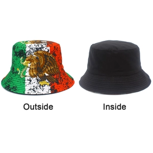 Detalle de gorro de pescador reversible con estampado de águila mexicana y lado negro