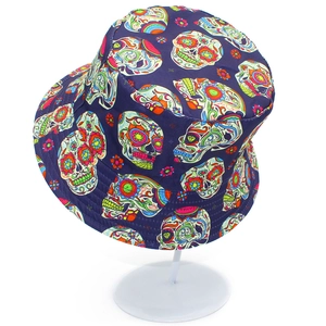 Sombrero de pescador morado oscuro con calaveras coloridas estilo punk y Día de los Muertos