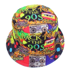 Bob rétro des années 90 avec imprimés graffiti colorés et motifs disco vintage