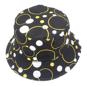 Reversible outdoor sun hat with yellow chain pattern and polka dots on black fabric