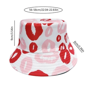 Dettaglio del cappello a secchiello in cotone bianco con cuori e misure indicate