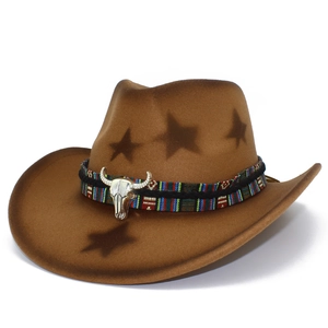 Détail d'un chapeau de cow-boy marron avec boucle tête de taureau et ruban ethnique
