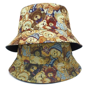 Détail de la texture en tissu jacquard épais et motif d'ours en peluche mignon sur le chapeau