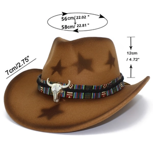 Détail d'un chapeau de cowboy en feutre marron avec bande ethnique et crâne de taureau