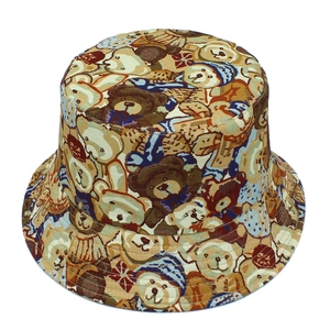 Détail du chapeau bob avec motif jacquard d'ours mignon et texture en tissu tissé