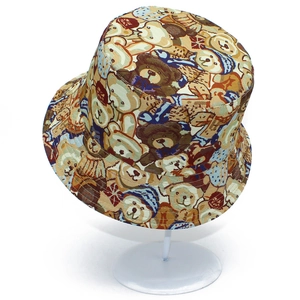 Gros plan détaillé du chapeau bob en toile marron avec motifs d'oursons rétro