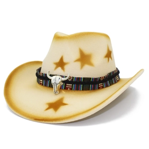 Chapeau en feutre beige classique avec motifs d'étoiles et ornement de crâne de taureau