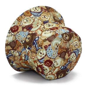 Détail du motif jacquard ours et des coutures parallèles sur ce chapeau bob en coton