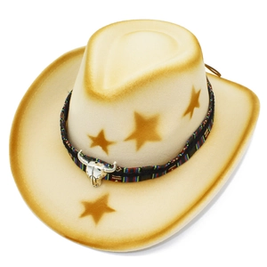 Détail d'un chapeau de cow-boy en feutre beige avec étoiles et ornement de tête de taureau