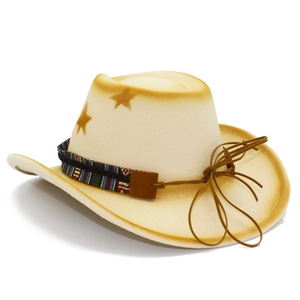 Détail d'un chapeau de cow-boy crème avec ruban ethnique et motif d'étoile en feutre