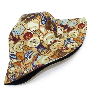Détail d'un bob beige avec motif jacquard d'ours mignons et doublure intérieure noire