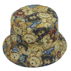 Détail de la texture jacquard vintage et des motifs ours colorés sur le chapeau bob de loisirs