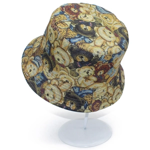 Vue détaillée du chapeau bob en jacquard avec des motifs d'oursons colorés et amusants
