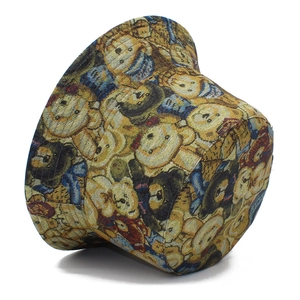 Gros plan sur le tissu jacquard et les motifs d'ours en peluche sur le chapeau bob