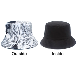 Vue détaillée du chapeau bob réversible en coton avec imprimé journal et côté noir uni