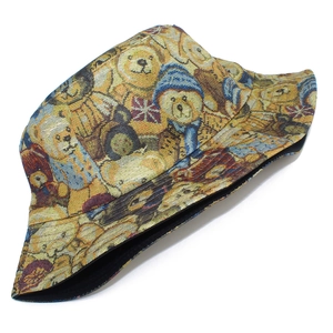 Détail du bob en jacquard avec imprimé ours en peluche et motif drapeau anglais