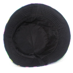 Détail de la doublure noire et des coutures soignées du chapeau bob à carreaux