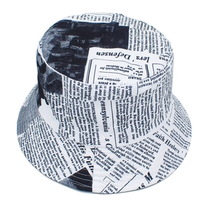 Vue détaillée d'un chapeau bob avec imprimé journal vintage et motifs noir et blanc