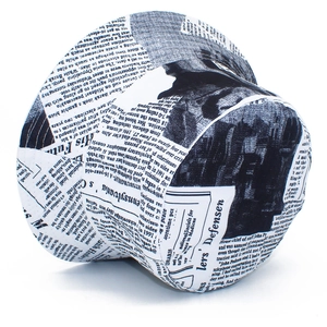 Détail d'un chapeau bob avec imprimé journal monochrome et silhouettes de ville