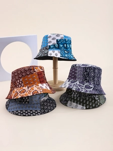 Détails de chapeaux bobs en patchwork coloré avec des motifs d'imprimés ethniques