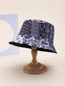 Vue détaillée du chapeau bob réversible en coton avec motif floral violet vintage