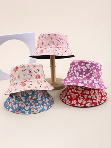 Dettaglio di cinque cappelli alla pescatora con motivi floreali in rosa, beige e blu
