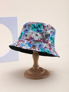 Vue détaillée d'un chapeau bob fleuri avec motifs abstraits sur un support en bois vintage