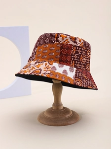 Détail d'un chapeau bob réversible avec motifs floraux vintage et texture en toile de coton