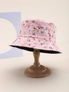 Dettaglio cappello alla pescatora rosa con fiori di ciliegio in cotone premium