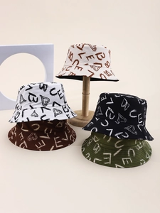Détail de cinq chapeaux bobs de couleurs variées avec motifs LOVE écrits à la main