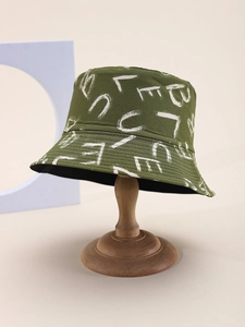 Détail du chapeau bob vert armée avec imprimés de lettres blanches exposé sur support en bois