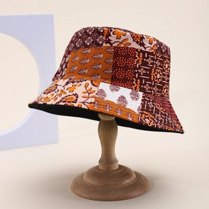 Chapeau bob réversible avec motifs floraux vintage en patchwork sur support bois