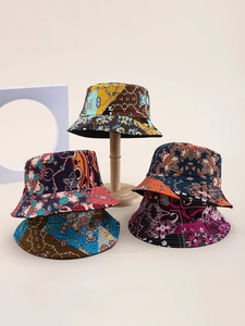 Detailliertes Set aus fünf Fischerhüten mit böhmischen Blumen- und Paisleymustern