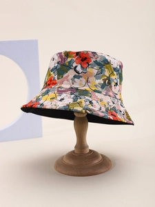 Détail d'un chapeau bob réversible à motif floral sur un support en bois élégant