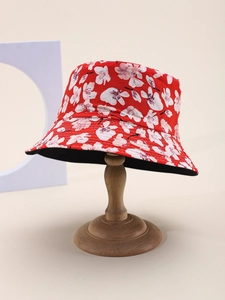 Dettaglio del cappello a secchiello floreale con cuciture rinforzate sull'orlo