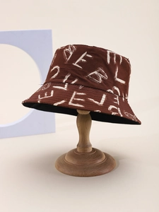 Gros plan d'un chapeau bob marron avec lettres abstraites sur support en bois