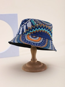 Λεπτομέρεια από ριγέ καπέλο bucket με γεωμετρικά σχέδια σε ξύλινη βάση
