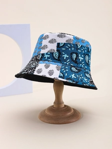 Détail d'un bob en patchwork avec motifs de feuilles bleues et fleurs sur un support