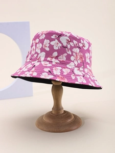 Dettaglio cappello alla pescatora rosa con motivo a fiori di ciliegio e cuciture rinforzate