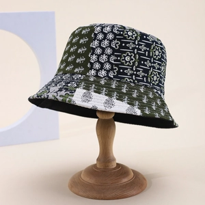 Bob réversible en coton patchwork avec imprimé floral rétro sur support en bois