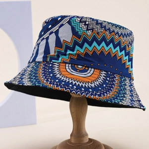 Ethnic καπέλο bucket με γεωμετρικά μοτίβα ήλιου σε ξύλινη βάση παρουσίασης