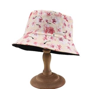 Cappello a secchiello floreale con stampe di ciliegio su tela di cotone beige