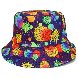 Chapeau bob violet foncé tendance avec motifs d'ananas arc-en-ciel et éclaboussures colorées