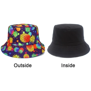 Détails du chapeau réversible avec motif d'ananas violet et face intérieure noire unie
