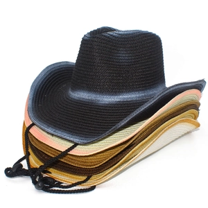 Dettagli di cappelli da cowboy in paglia sfumata con cordini antivento neri inclusi