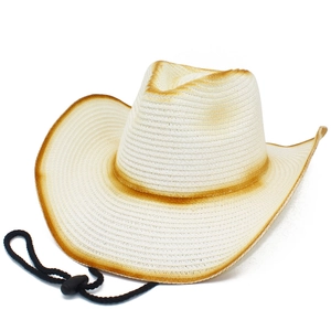 Dettaglio cappello da cowboy in paglia sfumata con trama intrecciata e laccio regolabile