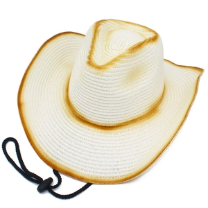 Dettaglio cappello cowboy in paglia con tesa sfumata e cordoncino antivento regolabile