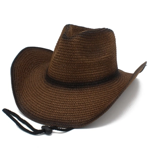 Dettaglio del cappello da cowboy in paglia sfumata con trama fitta e laccio regolabile